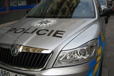 Neznámý zloděj vykradl v Říčanech auto, policisté hledají svědky