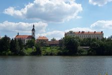 Pohodlnější cesta i odpočinek u vody v Říčanech: Molo na Mlýnském rybníku je dokončeno